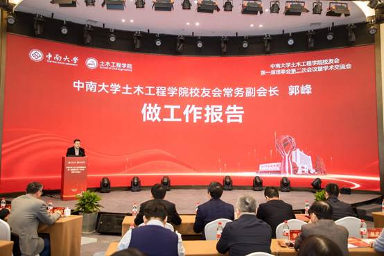 人们在看台上的人演出中度可信度描述已自动生成